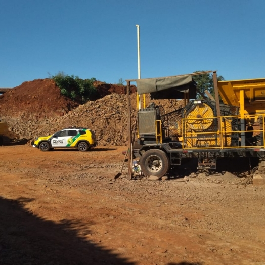 Maquinário pesado apreendido em operação contra exploração mineral ilegal em São Miguel do Iguaçu