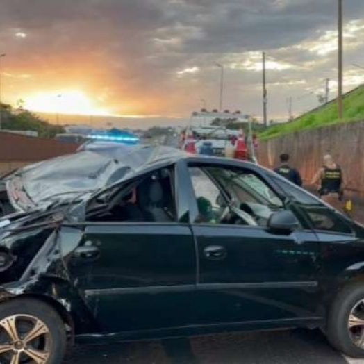 Medianeira: Carro atravessa mureta e cai na BR 277