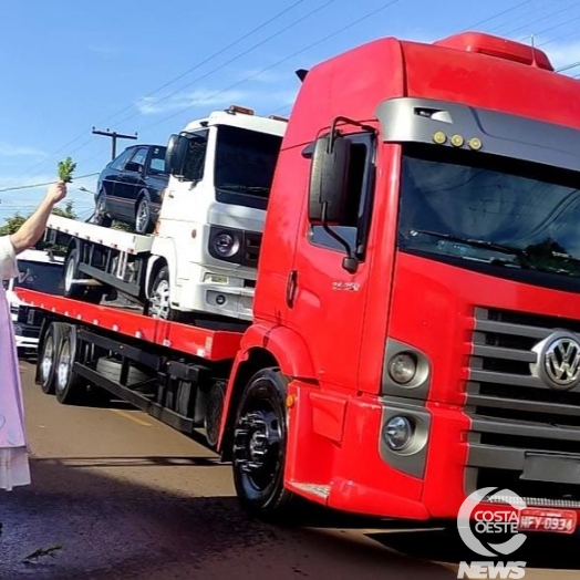 Milhares de fiéis participam da procissão em honra São Cristóvão