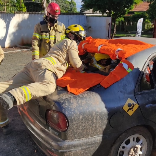 Militares do Corpo de Bombeiros realizam treinamento em salvamento veicular