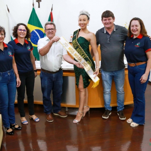 Miss Missal recebe a faixa de participação no Concurso Miss Paraná em 2024