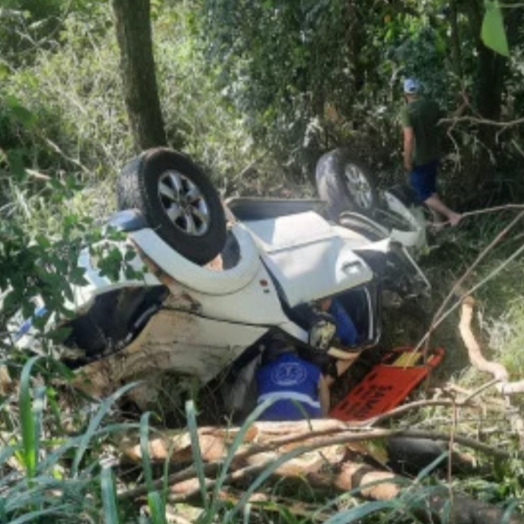 Missal/Medianeira: Duas pessoas ficam gravemente feridas após caminhonete cair em barranco na PR-495