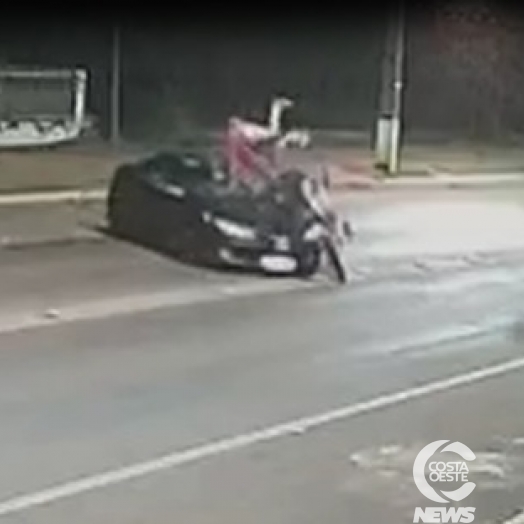 Moto atinge em cheio veículo durante acidente em Santa Helena; dois foram presos (vídeo)