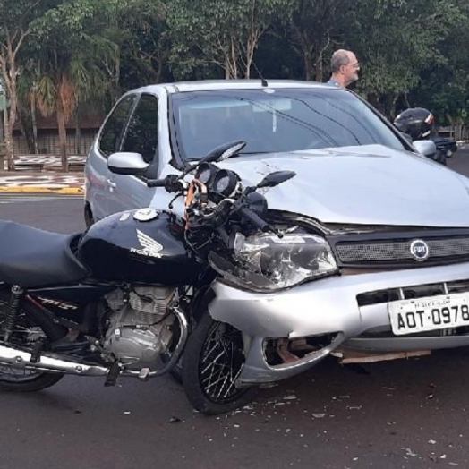 Moto fica cravada em veículo após acidente no centro de Santa Helena