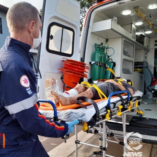 Grave acidente deixa motociclista ferido em Santa Helena; moto parou embaixo da camionete