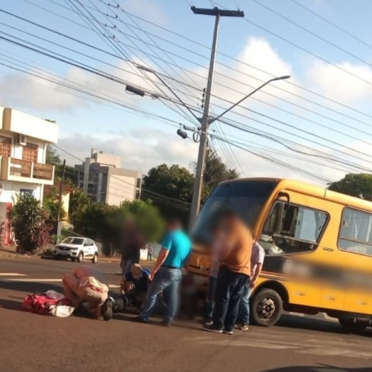 Motociclista de 37 anos fica ferida em acidente no centro de Medianeira