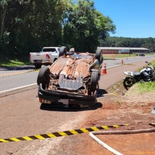 Motociclista e garupa são arremessados após carro cruzar pista na BR-277; passageira do carro morreu