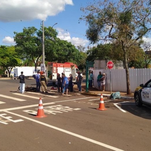 Motociclista fica ferida após colisão com automóvel no centro de Santa Helena