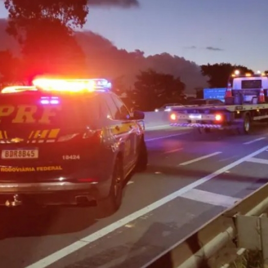 Motociclista morre esmagada por roda de caminhão após ser atingida por carro na BR-277, em Curitiba