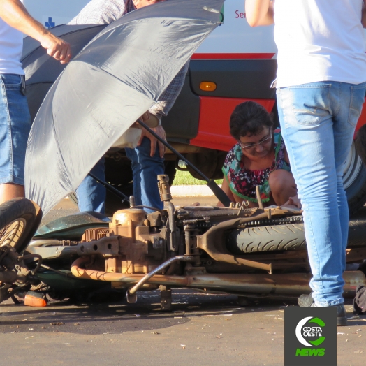 Motociclista tem perna dilacerada ao colidir moto em colheitadeira na PR 488 em Santa Helena