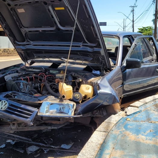 Motorista colide em Monumento no centro de Santa Helena e é encaminhado para hospital