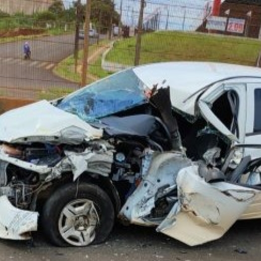 Motorista invade a contra-mão da BR-277 e bate contra uma carreta em Medianeira