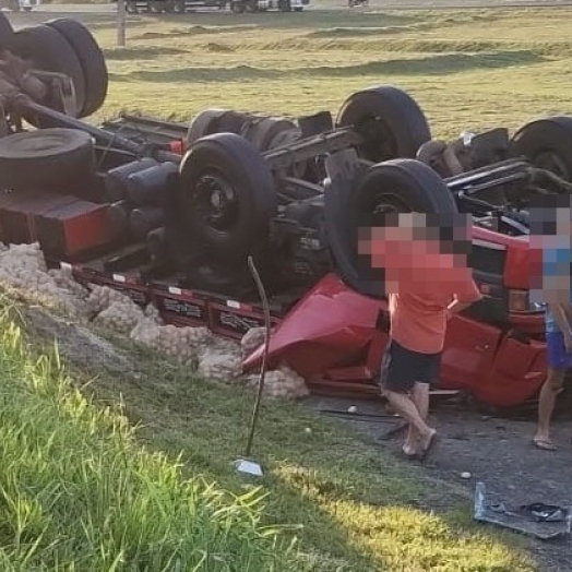 Motorista morre após caminhão tombar na BR-277