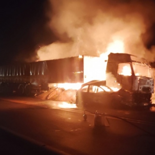 Motorista morre carbonizado após grave acidente entre carreta e carro no PR