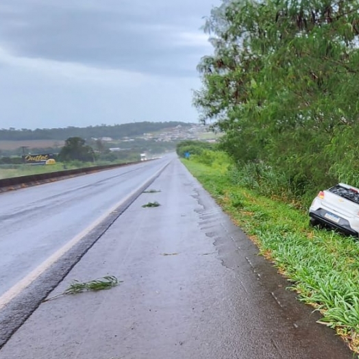 Motorista perde controle da direção e cai em ribanceira em São Miguel do Iguaçu