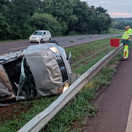 Motorista perde controle e capota da BR 277, na saída de Foz do Iguaçu