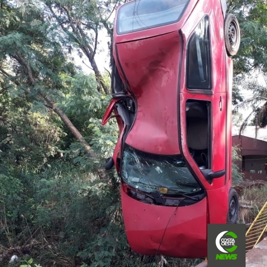 Motorista perde controle e carro cai no rio Alegria em Medianeira