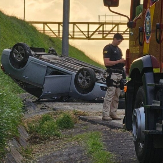 Motorista sem cinto morre após capotar o carro várias vezes na BR-277