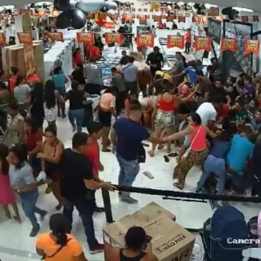 Mulher é pisoteada em ação da Black Friday e fica em estado grave