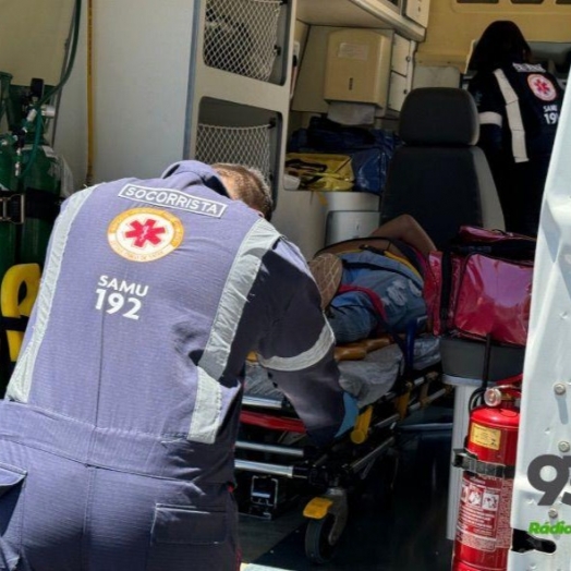 Mulher fica ferida em queda de moto na Av. Brasil em Santa Helena