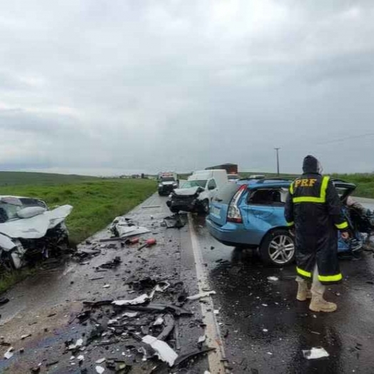 Mulher morre e seis pessoas ficam feridas em acidente entre três carros na BR-277