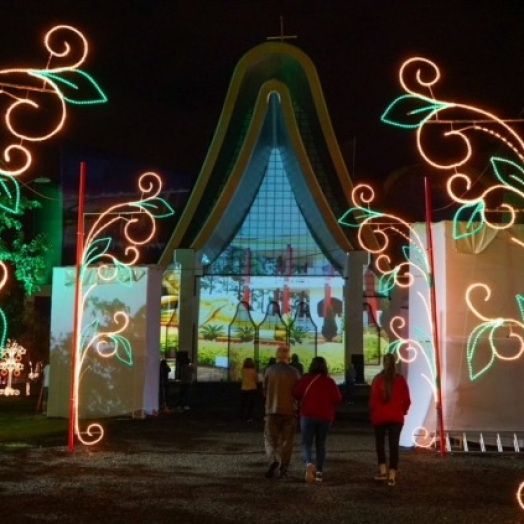 Natal de Luzes da Itaipu oferece espetáculo às famílias das muitas etnias de Foz