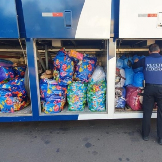 Ônibus carregado de mercadorias descaminhadas é retido na estrada velha de Guarapuava