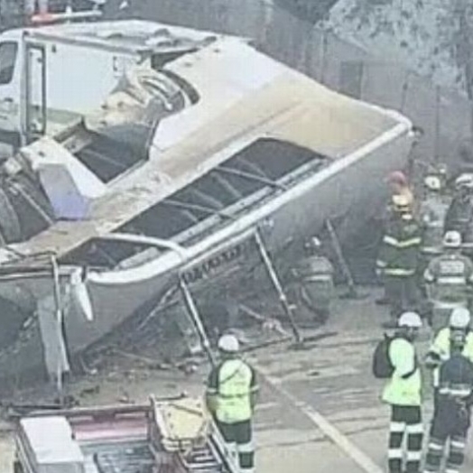 Ônibus com torcedores do Corinthians capota em estrada, e 7 pessoas morrem