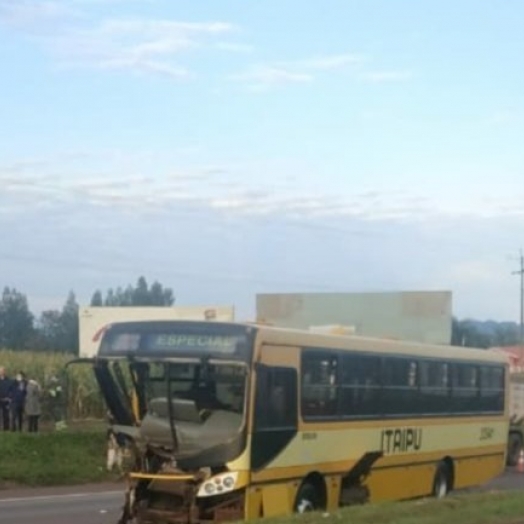 Ônibus da linha Foz/Santa Terezinha fica destruído ao atingir carreta