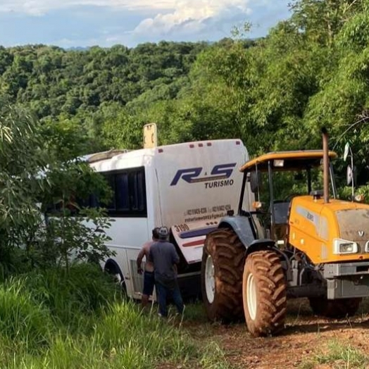 Ônibus de compristas é alvo de assalto na BR-277