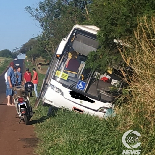 Ônibus desce barranco após acidente na PR 317 em Santa Helena