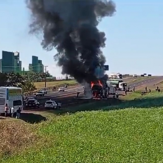 Ônibus é consumido pelo fogo na BR 277