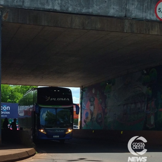 Ônibus tem problemas mecânicos e para em baixo de viaduto em Medianeira