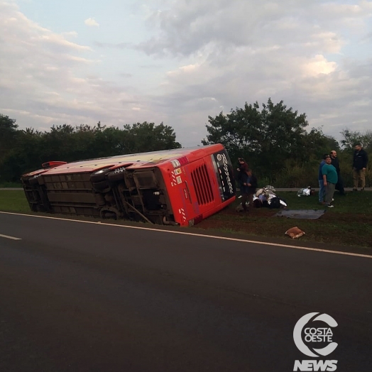 Ônibus tomba e deixa passageiros feridos entre Santa Terezinha de Itaipu e São Miguel do Iguaçu