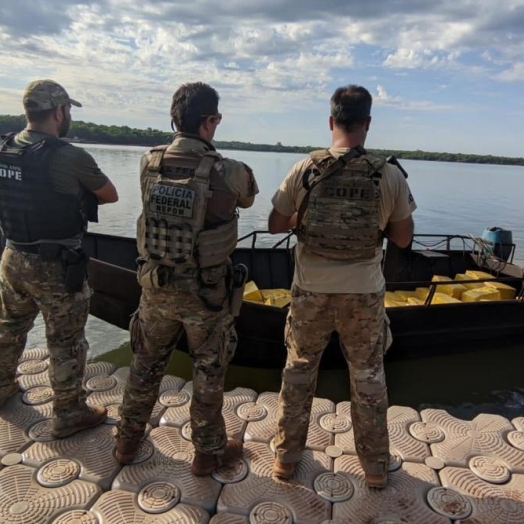 Operação conjunta entre PF e PC apreendem embarcação com mais de uma tonelada de drogas no lago de Itaipu