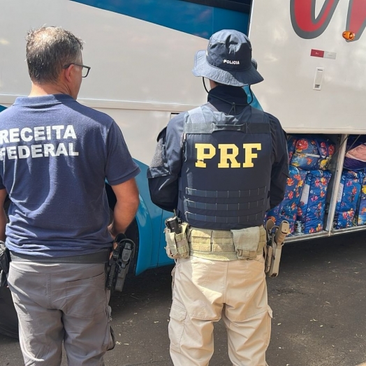 Operação conjunta entre Receita Federal e Polícia Rodoviária Federal resulta na apreensão de 2 ônibus carregados com mercadorias irregulares