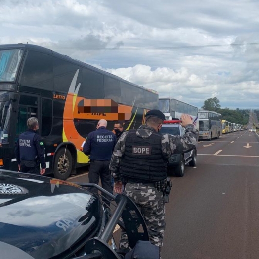 Operações conjuntas entre RFB, BPFRON E BOPE resultam em três ônibus de turismo retidos com mercadorias de alto valor agregado