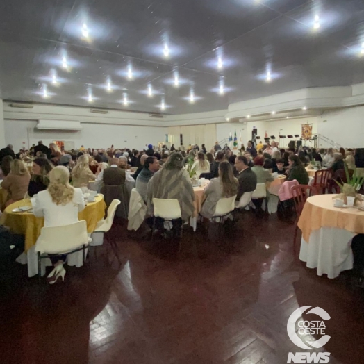 Orquestra, café colonial e sorteios animam noite em Medianeira