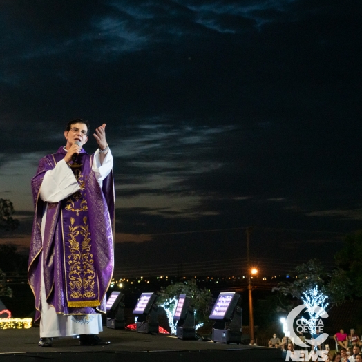 Padre Reginaldo Manzotti emociona público em show no Gramadão da Vila A, em Foz