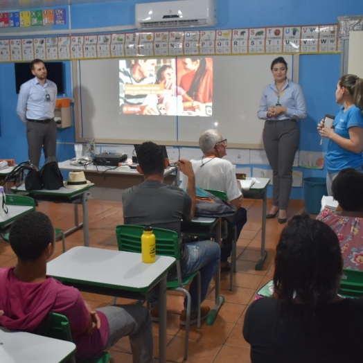 Palestra sobre educação financeira é realizada com alunos da Educação de Jovens e Adultos em São Miguel do Iguaçu