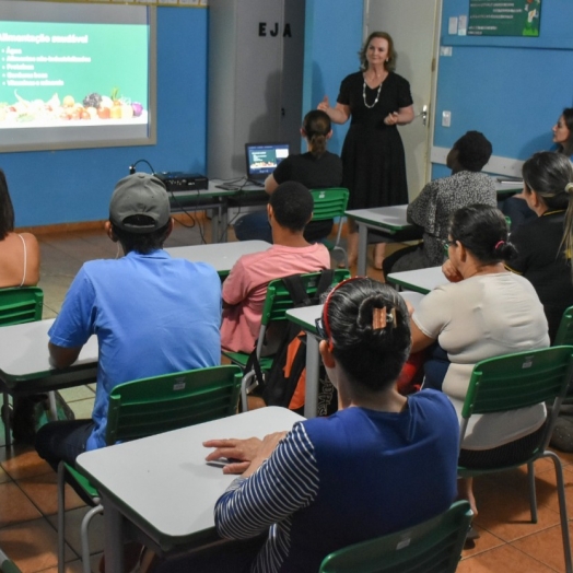 Palestra sobre hábitos saudáveis é realizada com alunos da Educação de Jovens e Adultos em São Miguel do Iguaçu