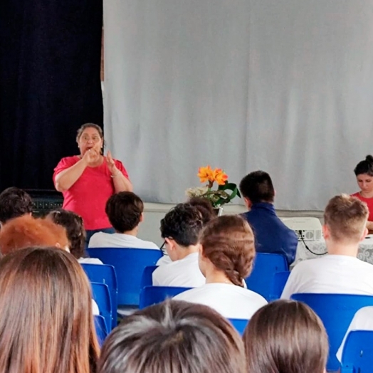 Palestras do ‘Novembro Vermelho’ abordaram a prevenção ao câncer de boca com estudantes de São Miguel do Iguaçu