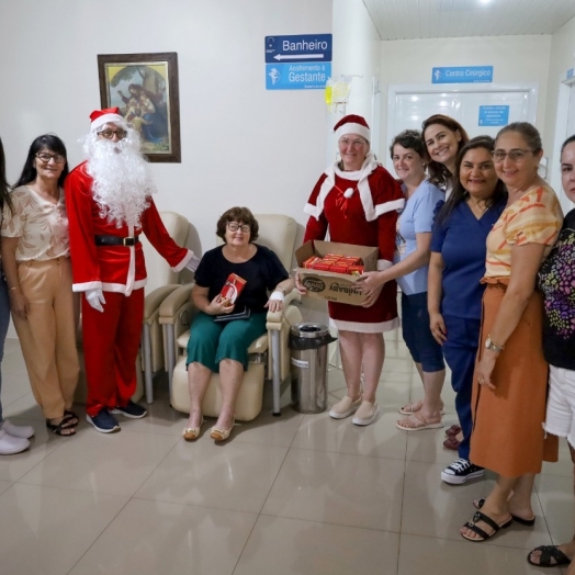 Papai e Mamãe Noel do Provopar faz a alegria de internados no Hospital Nossa Senhora de Fátima