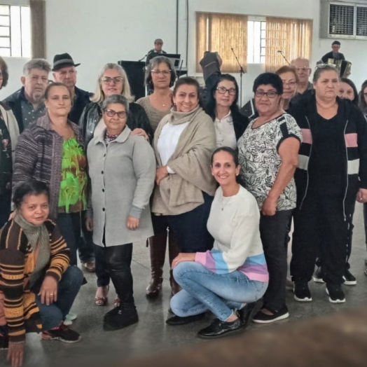 Participantes do projeto ‘Academia da Saúde’ recebem visita do Clube da Terceira Idade de Serranópolis