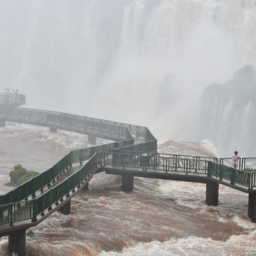 Passarela das Cataratas é interditada por causa da cheia nesta sexta (3)