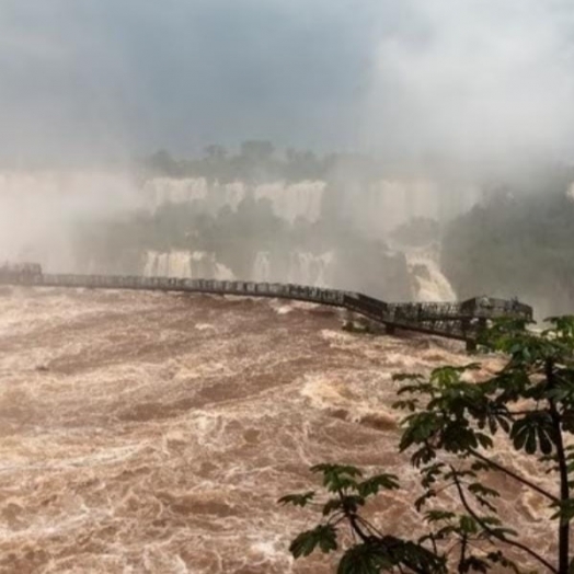 Passarela próxima às quedas das Cataratas do Iguaçu é liberada; fluxo permanece acima da média