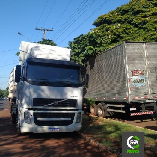 Pátio da delegacia de Santa Helena está superlotado de veículos; carretas em via pública atrapalham o trânsito