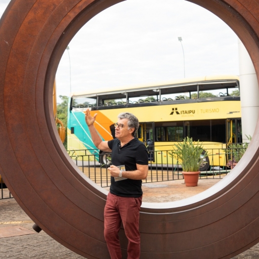 Paulo Betti conhece Itaipu, planta árvore no Bosque dos Visitantes e relembra episódio da infância