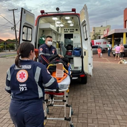 Pedestre é atropelada por ônibus e sofre fratura em Santa Helena