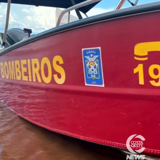 Pescador é resgatado por colega após embarcação virar no lago, em Santa Helena